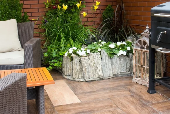 Gemütliche Terrasse mit Grill und Gartenmöbeln